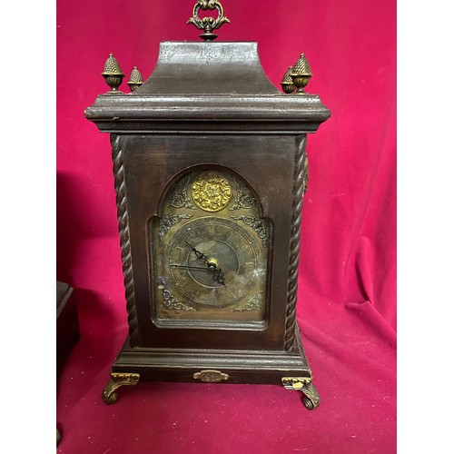 909 - 2 Decorative mantle clocks 40x28cms and 22x40cms.