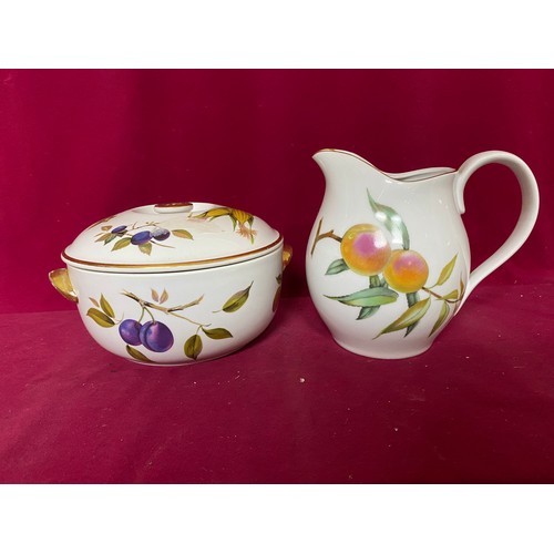 934 - Royal Worcester 'Evesham' 7 1/2ins casserole dish and jug.