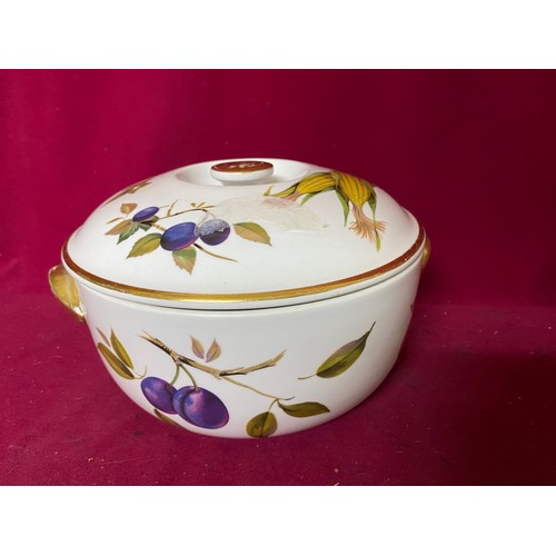 934 - Royal Worcester 'Evesham' 7 1/2ins casserole dish and jug.