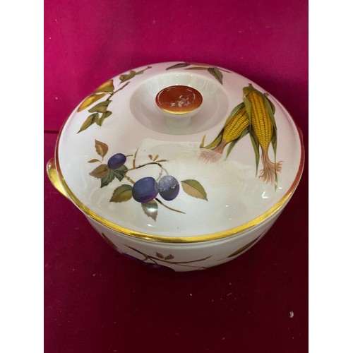 934 - Royal Worcester 'Evesham' 7 1/2ins casserole dish and jug.