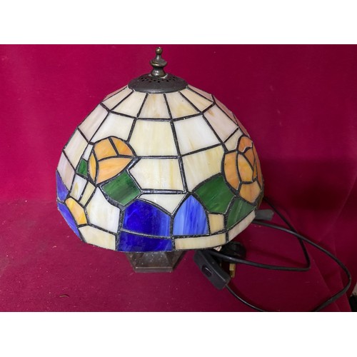 664 - Tiffany style table lamp