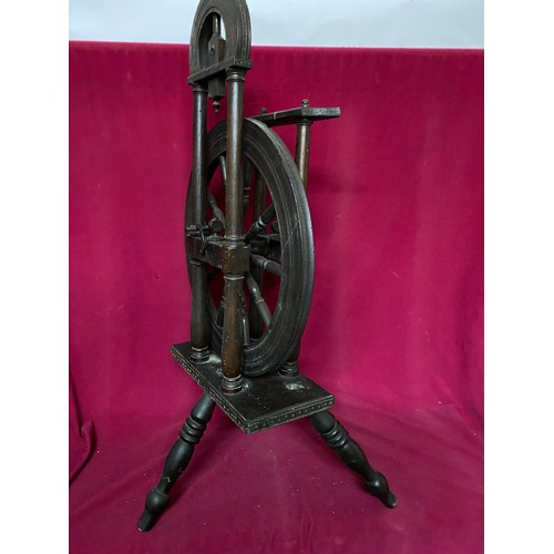 704 - Wooden antique spinning wheel