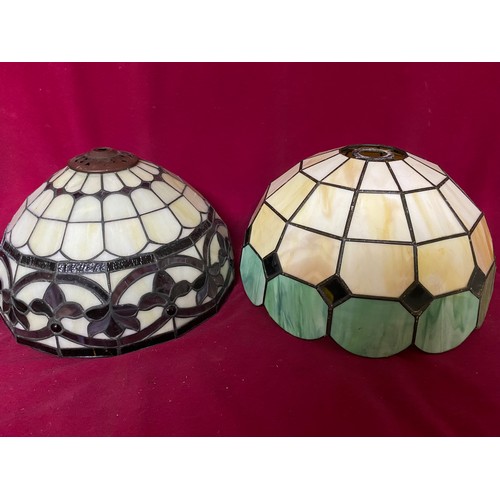 995 - 4 x Tiffany style lamp shades with largest measuring 29 cms diameter