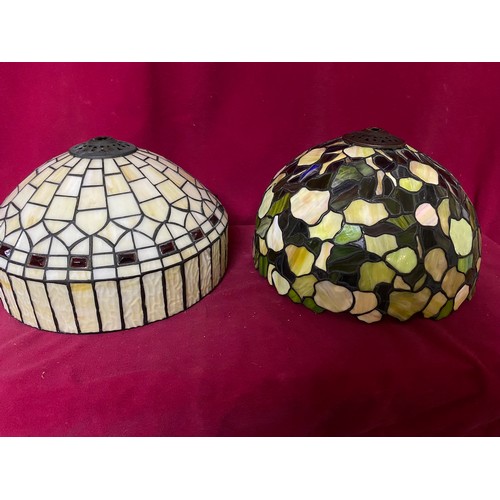 995 - 4 x Tiffany style lamp shades with largest measuring 29 cms diameter