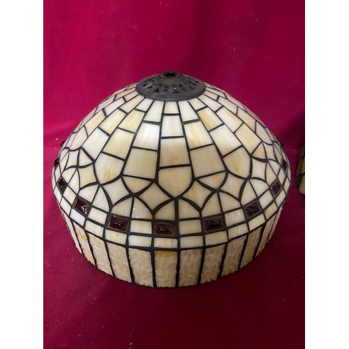 995 - 4 x Tiffany style lamp shades with largest measuring 29 cms diameter