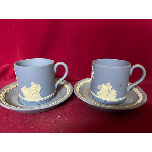 650 - Selection of blue Wedgewood jasperware including 2 coffee cups and 2 tea cups with saucers, a vase, ... 