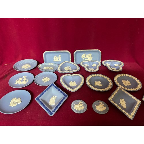 656 - Selection of 16 Wedgewood Jasperware pin trays and 2 badges