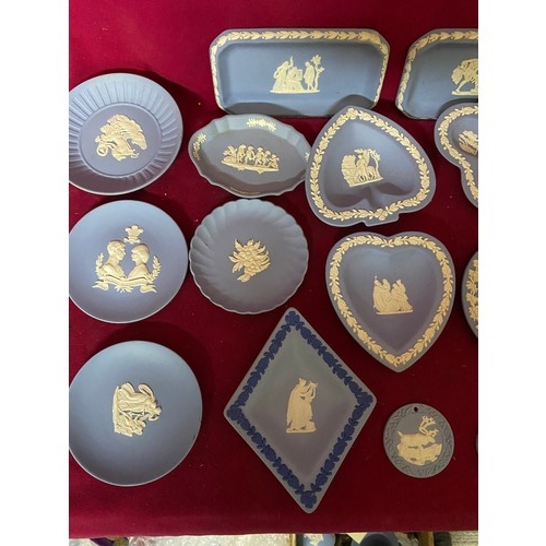 656 - Selection of 16 Wedgewood Jasperware pin trays and 2 badges