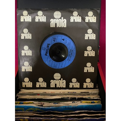 731 - Vintage record box filled with 7'' singles