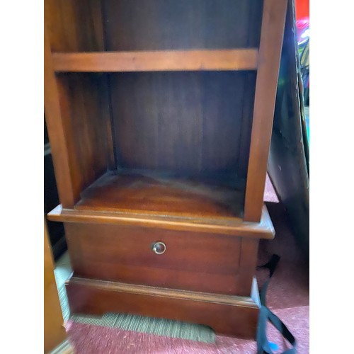 910 - Mahogany shelf unit with 4 shelves and drawer to base, 177x48cms