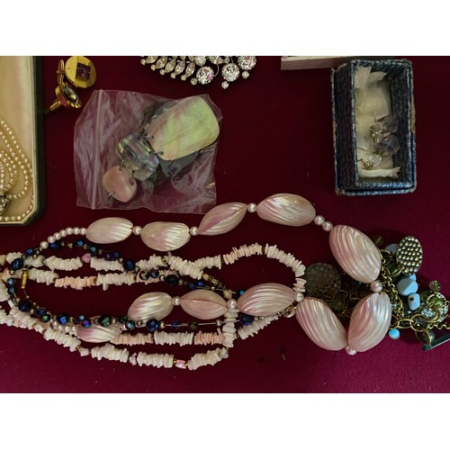 409 - Collection of vintage costume jewellery