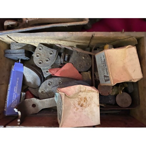 482 - Collection of shoe repair items including a Proctors no.6253 cobblers iron