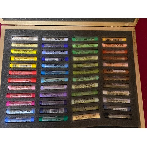 572 - Box set of 48 artists soft pastel crayons from Winsor and Newton in wooden display case.