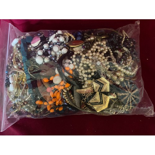 573 - Large bag of assorted jewellery.