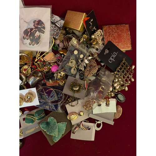 575 - Large selection of assorted ear-rings