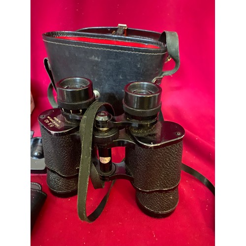 578 - Pair of binoculars in carry case, 80x400. Hitachi camera with accessories.