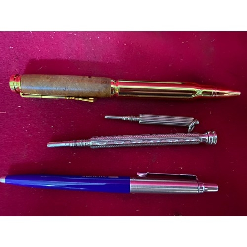 433 - Collection of vintage pens and propelling pencils