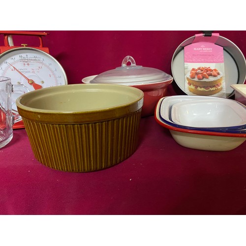 624 - Vintage kitchenalia including weighing scales, Pyrex, jelly moulds, Le Crueset, Mary Berry  cake tin... 