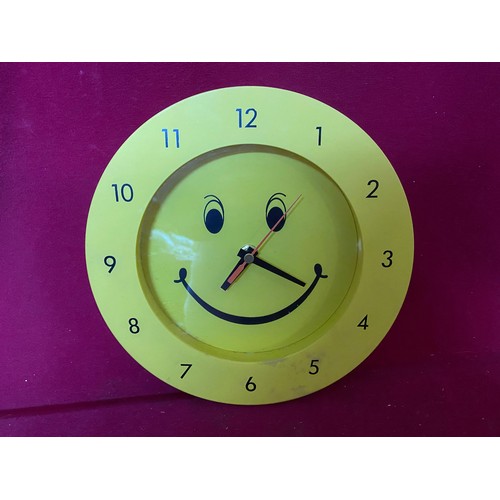 634 - Retro smiley clock