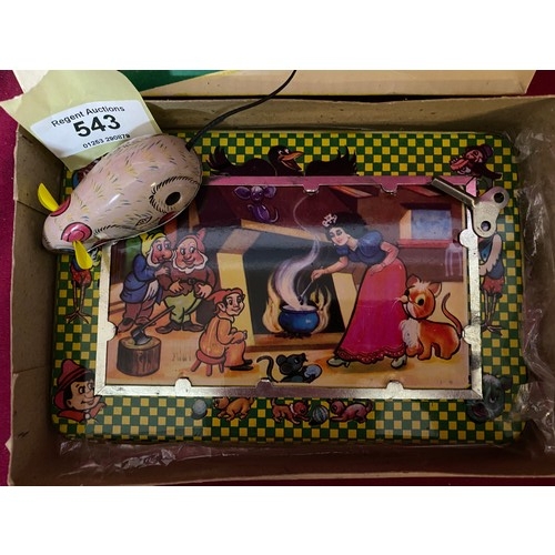 543 - Vintage mechanical Lucky mouse game wind up toy box with key & mouse, never used