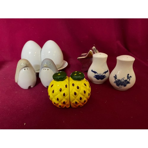 359 - Collection of assorted ceramic salt and pepper pots