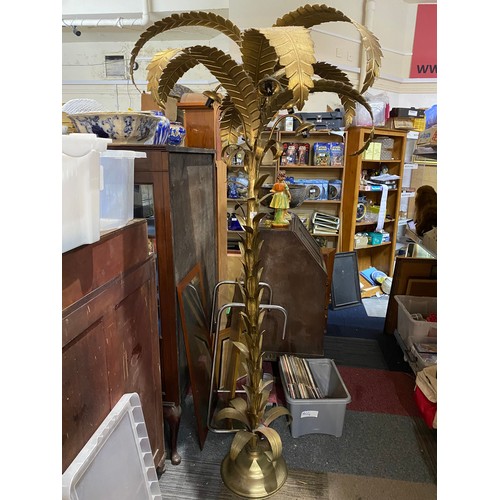 500 - Large gold coloured metal palm tree lamp, needs rewiring and has no shades.  Approximately 195 cams ... 