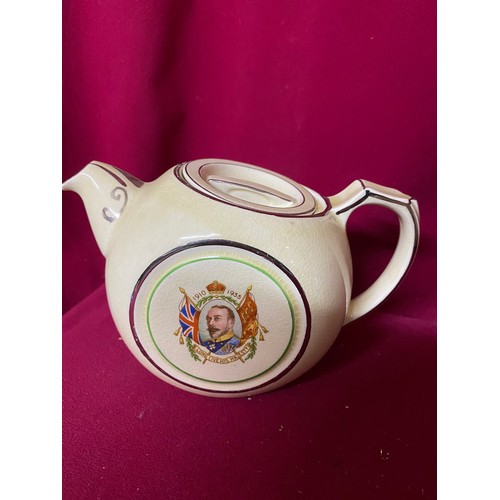 674 - Selection of royal memorabilia including plates, mugs, Teapot from Gibsons and glassware.