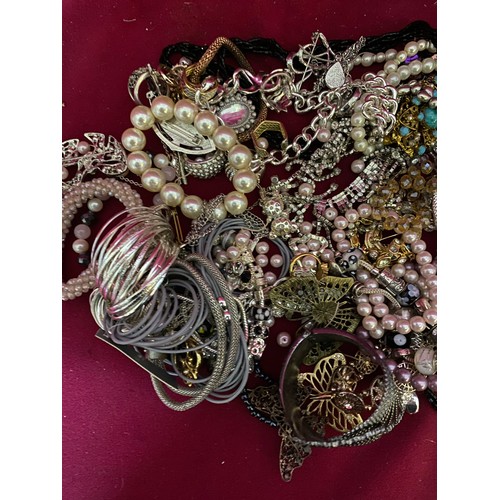 461 - Bag of vintage costume jewellery