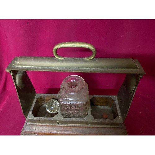 686 - Antique tantalus with 1 decanter missing the key