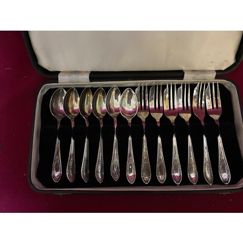 465 - Vintage boxed cutlery set, cake forks and spoons.