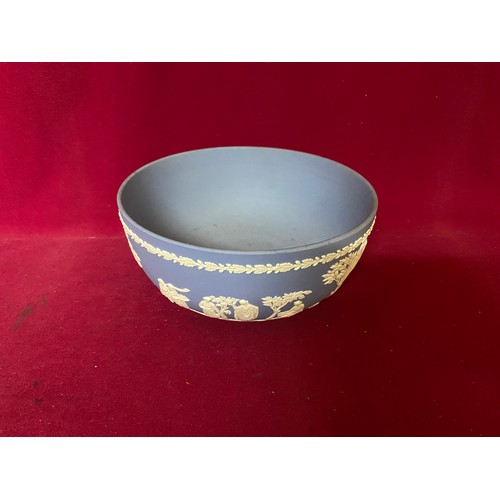 165 - Large Wedgewood jasperware bowl measuring 20 cms in diameter