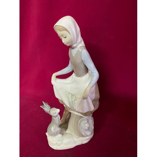 194 - Lladro fugurine 'Girl with bunny', boxed