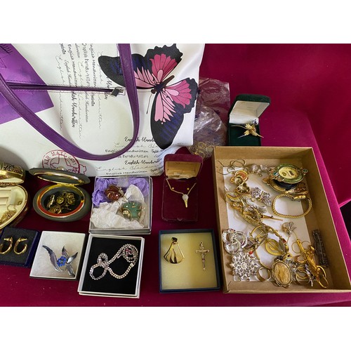 200 - Selection of costume jewellery some boxed with handbag