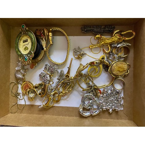 200 - Selection of costume jewellery some boxed with handbag