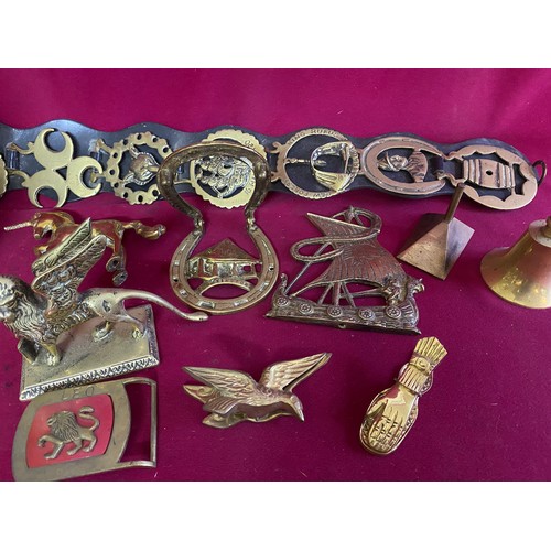 212 - Selection of brassware