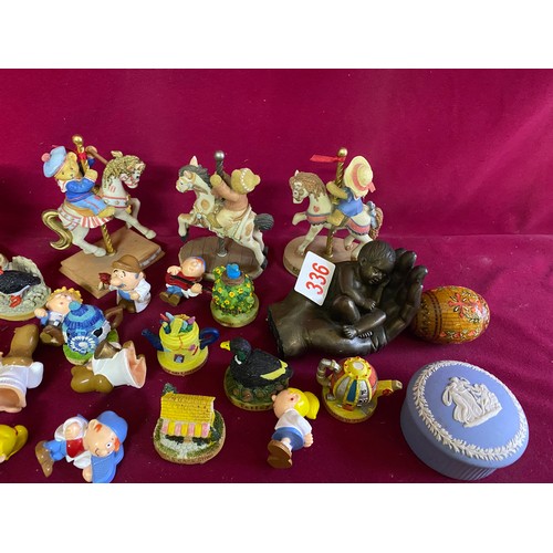 336 - Selection of ornaments and collectables