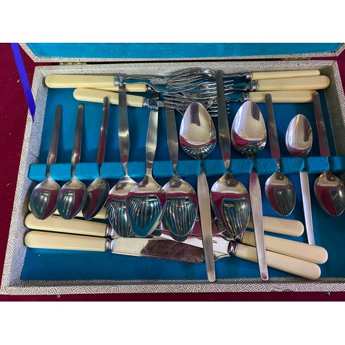 344 - A 36 piece complete vintage cutlery set