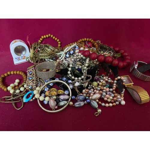 278 - Bag of costume jewellery and watches