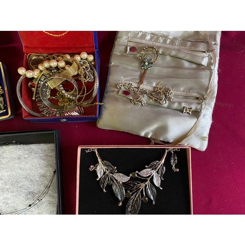 57 - Collection of vintage costume jewellery