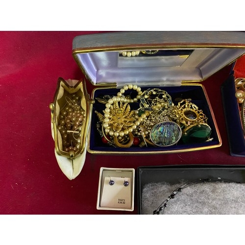 57 - Collection of vintage costume jewellery