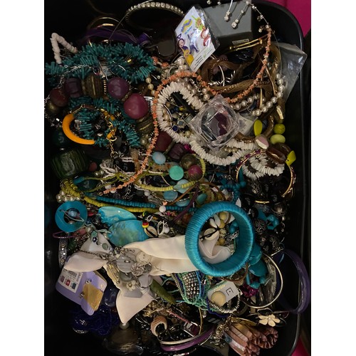 482 - 11kg of assorted costume jewellery