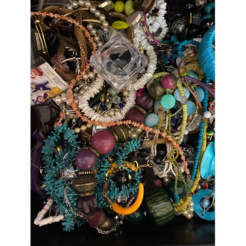 482 - 11kg of assorted costume jewellery