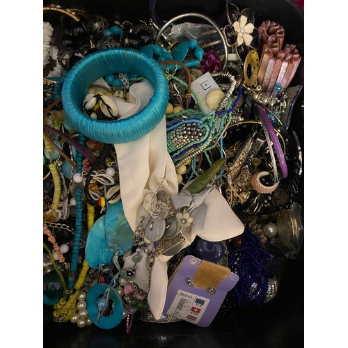 482 - 11kg of assorted costume jewellery