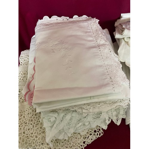 510 - Vintage linen and lace tablecloths, napkins, pillowcases and throws