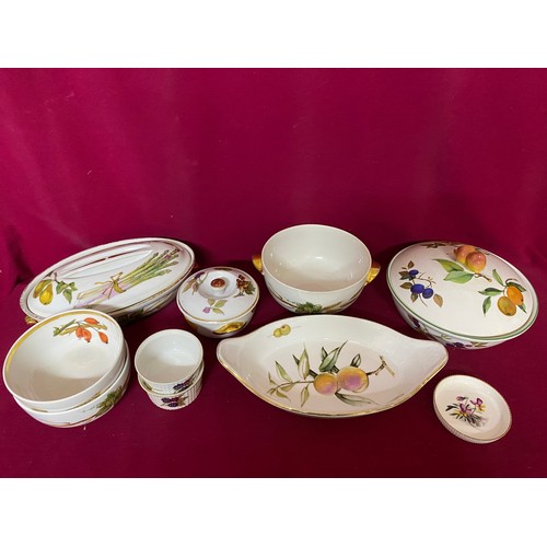 526 - Collection of Royal Worcester Evesham dinnerware including tureens, bowls and ramekin dishes