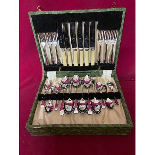 393 - Vintage canteen of cutlery.