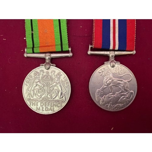 407 - Pair of WW2 medals, Defence medal and 1939-45 medal.