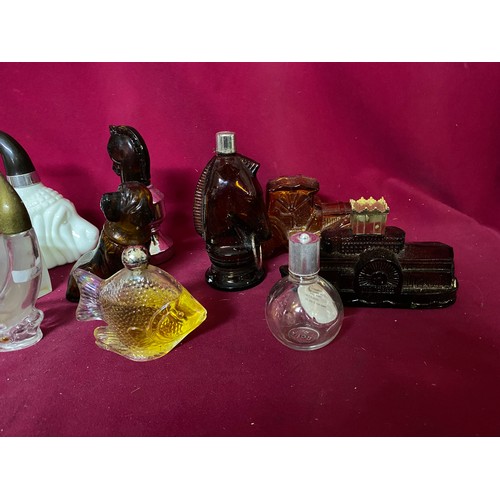 32 - Collection of 15 perfume bottles