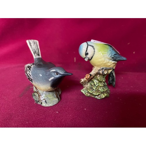 51 - 4 pieces of Beswick, a blue tit, a hunca munca sweeping, Benjamin Bunny and a grey wagtail