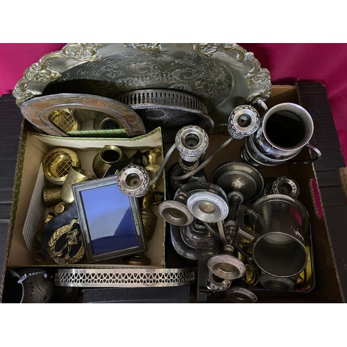 309 - Assorted box of brass and metalware items.